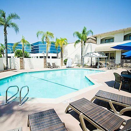 Hotel d'Lins Ontario Airport Esterno foto