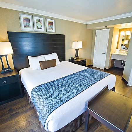 Hotel d'Lins Ontario Airport Esterno foto