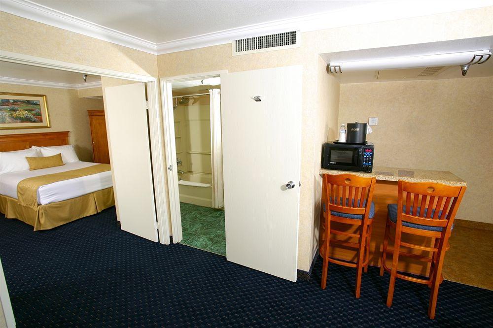 Hotel d'Lins Ontario Airport Esterno foto