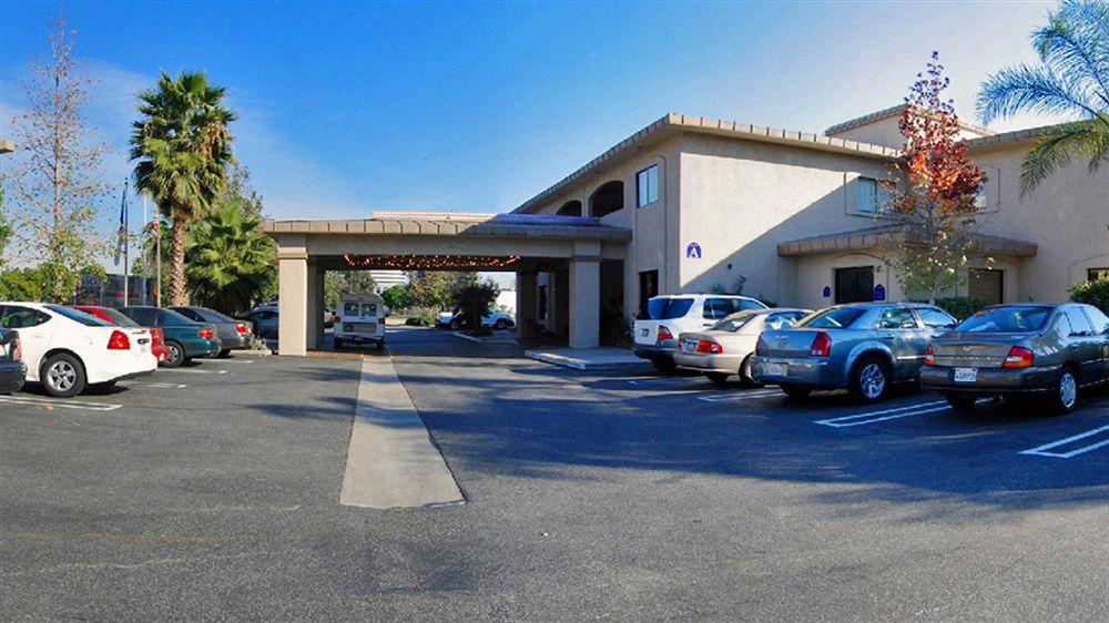 Hotel d'Lins Ontario Airport Esterno foto