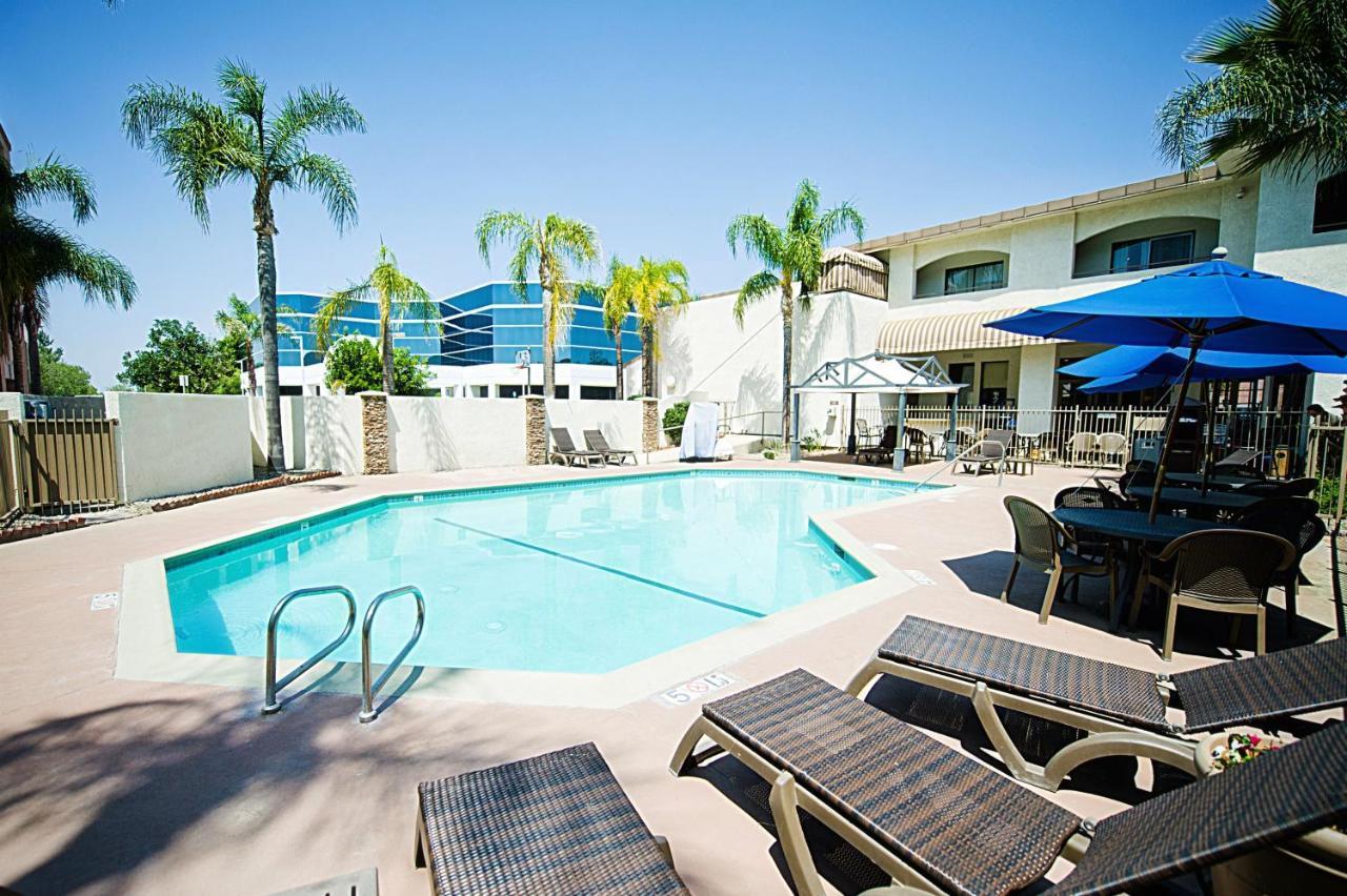 Hotel d'Lins Ontario Airport Esterno foto