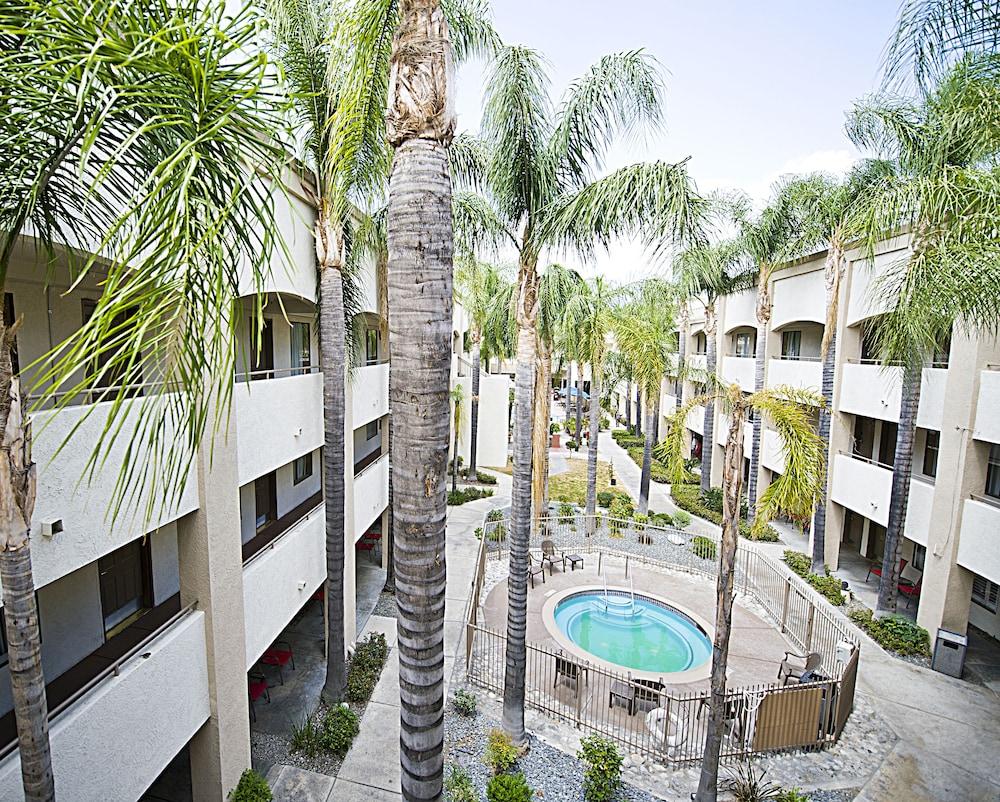 Hotel d'Lins Ontario Airport Esterno foto