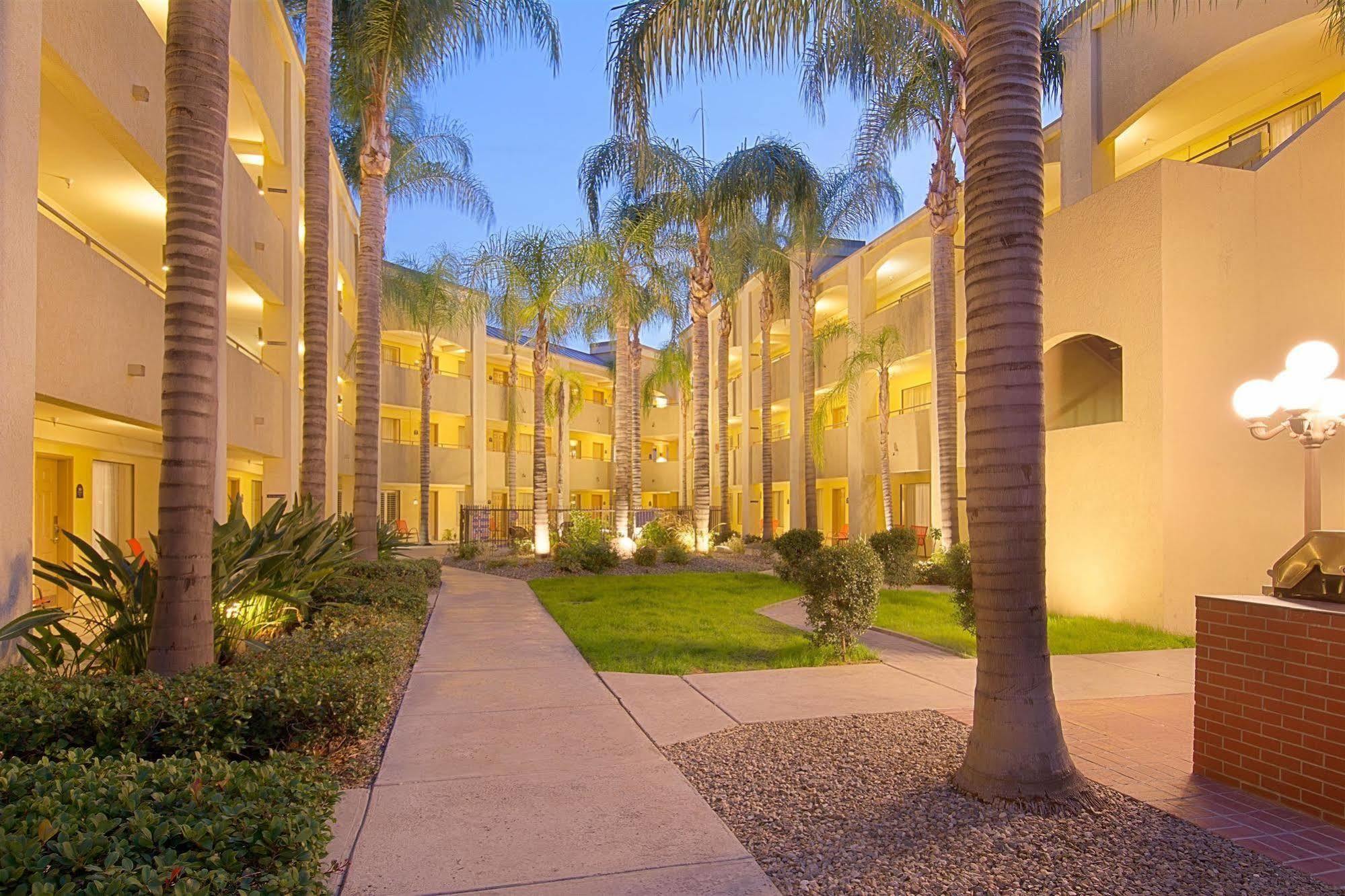Hotel d'Lins Ontario Airport Esterno foto
