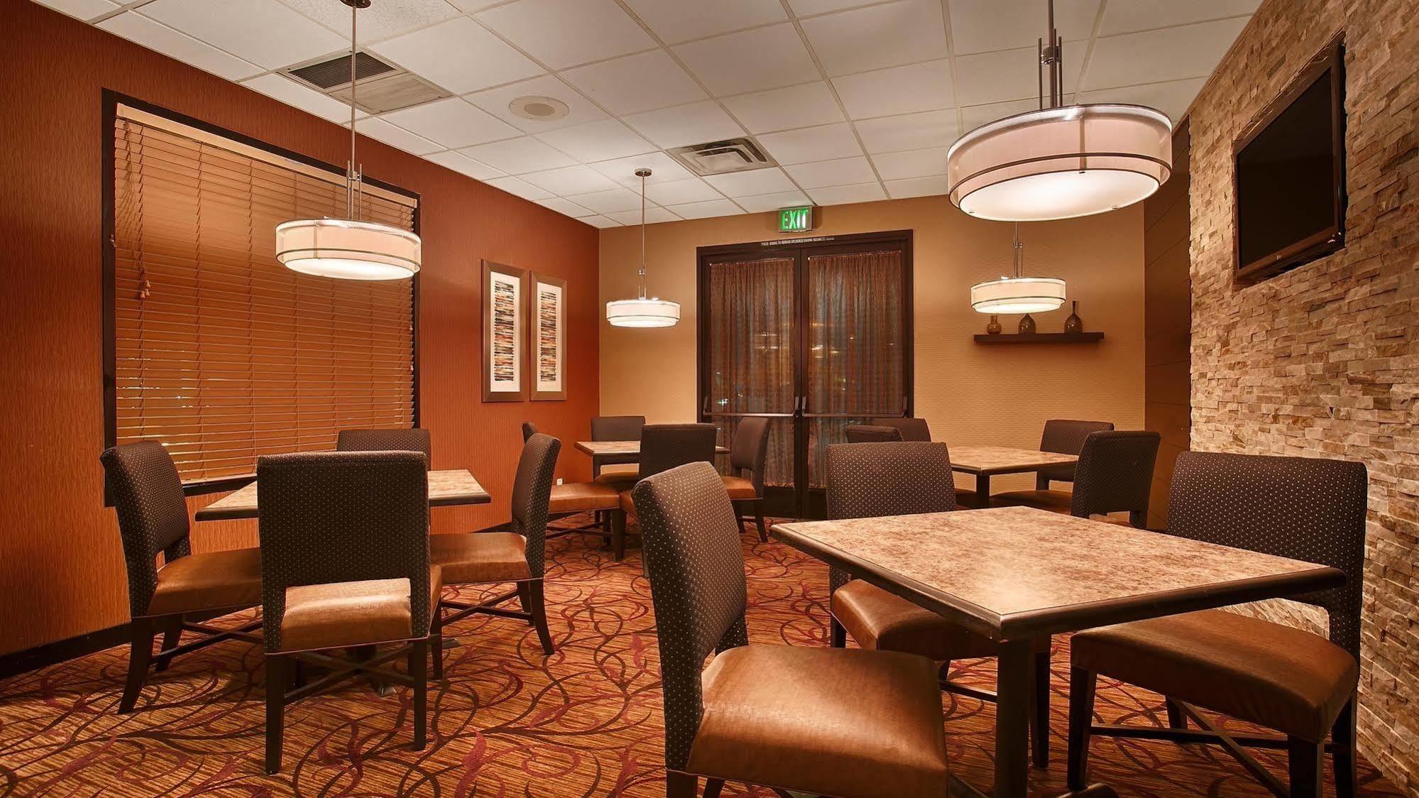 Hotel d'Lins Ontario Airport Esterno foto