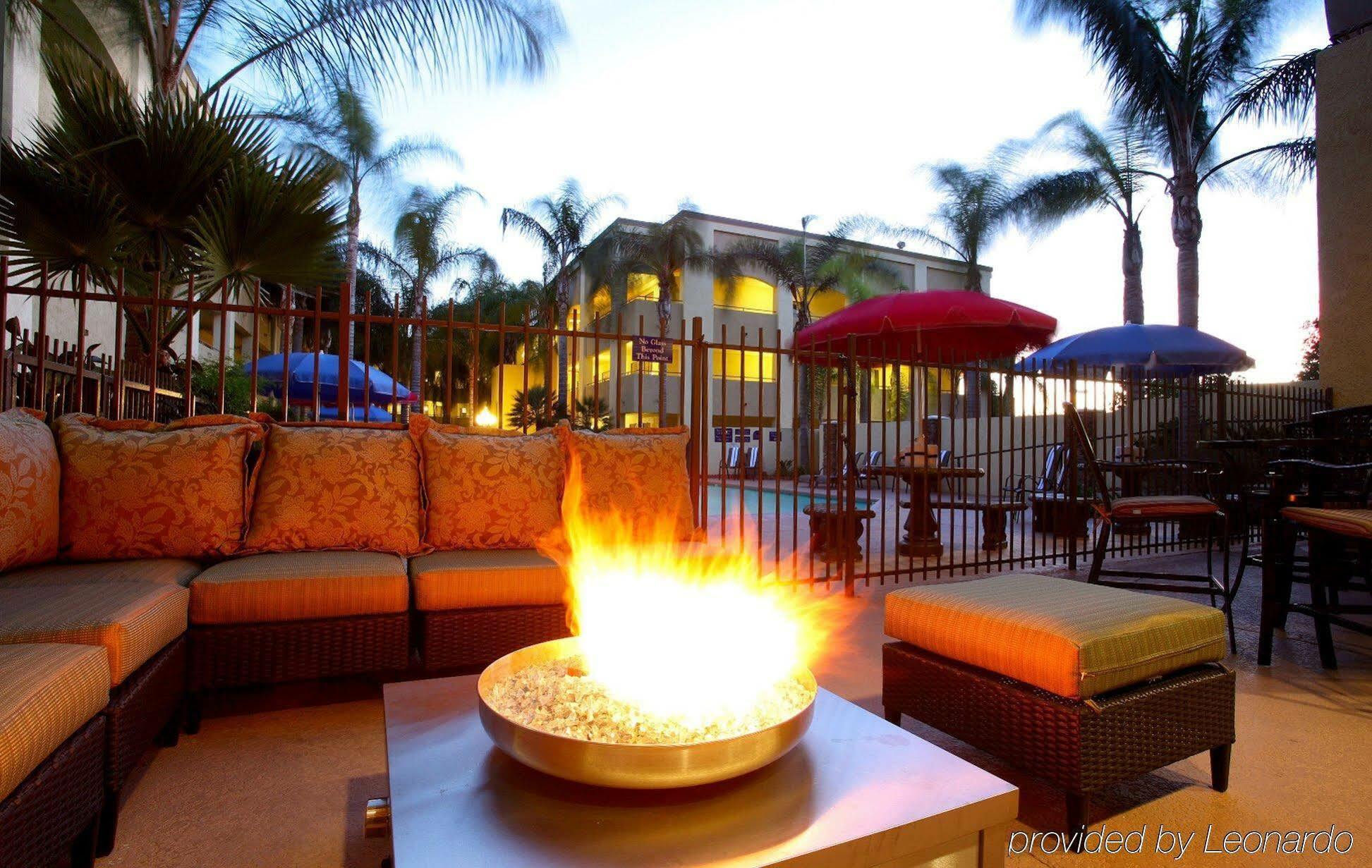 Hotel d'Lins Ontario Airport Esterno foto