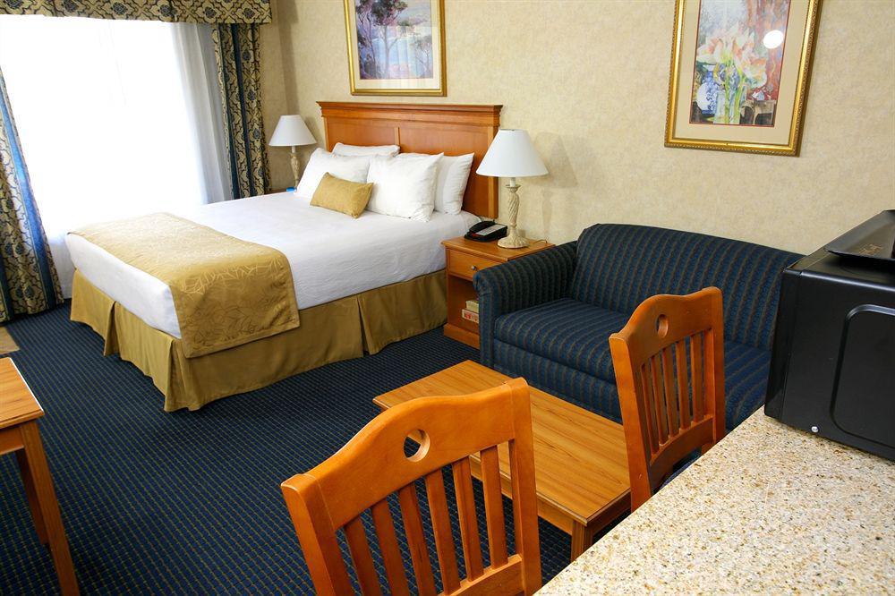 Hotel d'Lins Ontario Airport Esterno foto